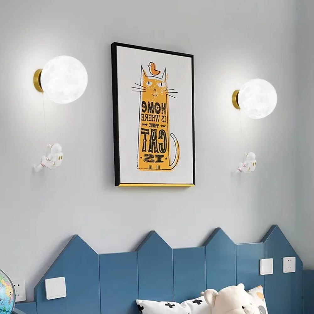 Astronaut Moon Landing-style Decorative Wall Lamp, Suitable For Use As Lighting In Children's Rooms.